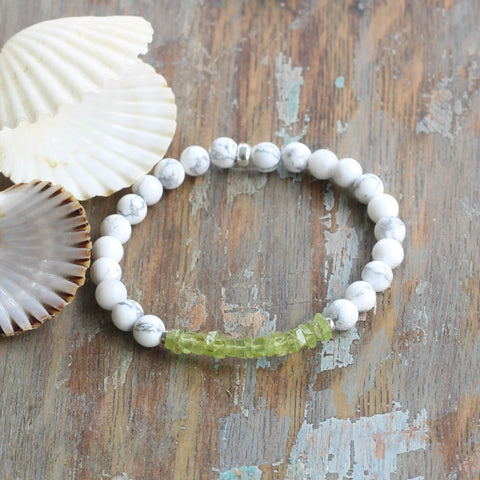 6mm Howlite Bracelet with Peridot Heishi Beads